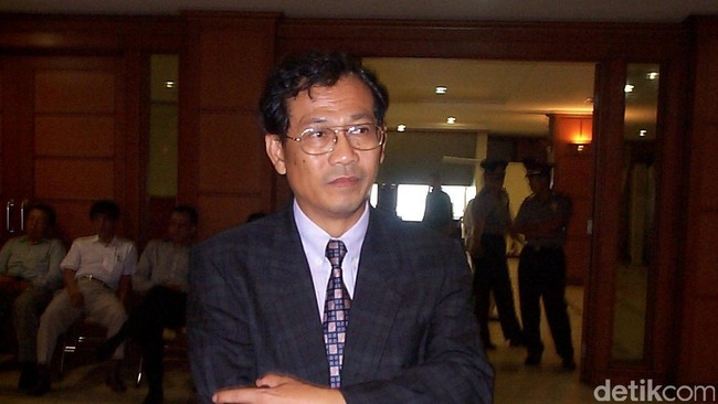 Dituduh subversif dan dipenjara, Sri Bintang Pamungkas terus menyuarakan agar Soeharto turun dari jabatannya sebagai Presiden RI.