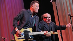 Bruce Springsteen dan Paul McCartney Satu Panggung di SNL