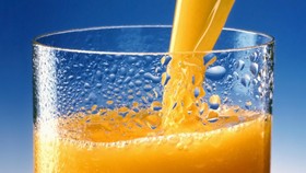 Anak-anak Ternyata Tak Disarankan Minum Jus Jeruk Saat Penerbangan