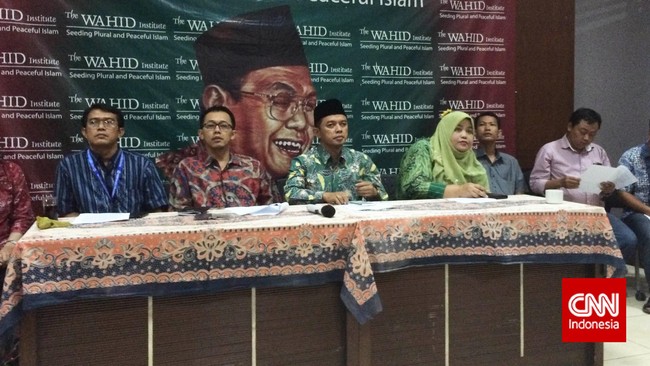 Ketiadaan payung hukum menurut LBH Jakarta penyebab terjadinya perbedaan sikap antara TNI dan pemerintah soal pencari suaka dan pengungsi Rohingya.