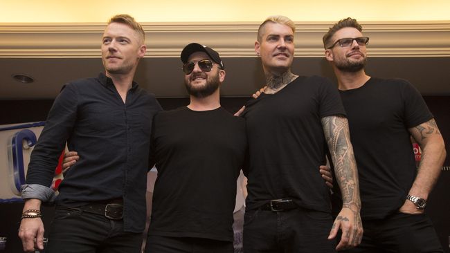 "Kejutan ada, tapi rahasia. Kami menjanjikan kalau pertunjukan ini akan berjalan oke banget," kata Mikey Graham, personel Boyzone.