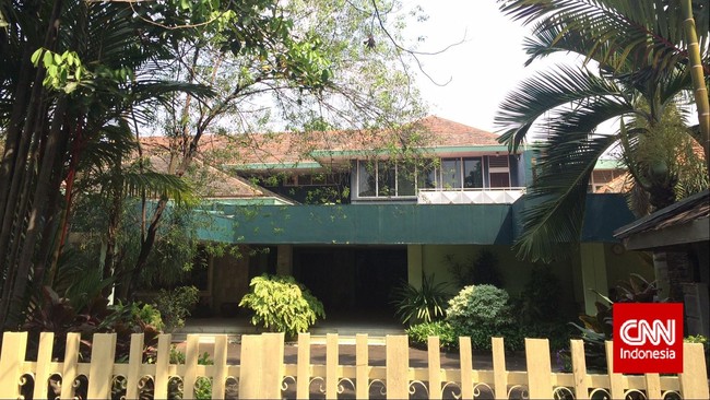 Rumah milik Soeharto di Jalan Cendana, Menteng kini tak terurus. Terlihat kusam, rumah berlantai dua itu sangat berbeda dengan rumah lainnya di Menteng.
