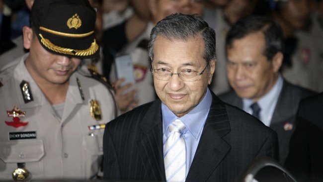 Sejak awal tahun, ringgit telah melemah 19,7 persen terhadap dolar AS dan menyentuh level terendah dalam 17 tahun terakhir.