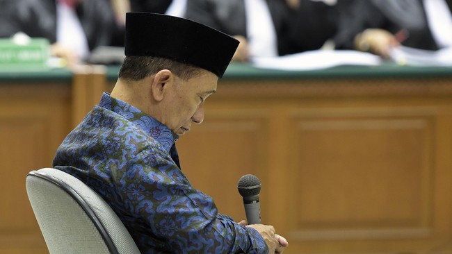 Selama ini Bekas Bupati Bangkalan Fuad Amin memilki penyakit prostat. Jelang sidang maraton dengan pemeriksaan 300 saksi, ia mengeluh punya penyakit baru.