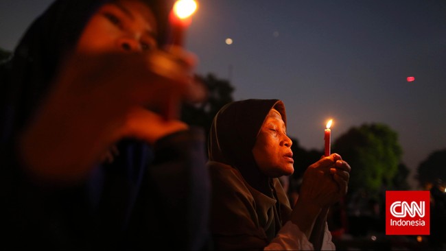 Doa bersama digelar khidmat usai waktu ibadah shalat magrib. Relawan pendukung Presiden Jokowi yang hadir  didominasi ibu-ibu dan anak remaja.
