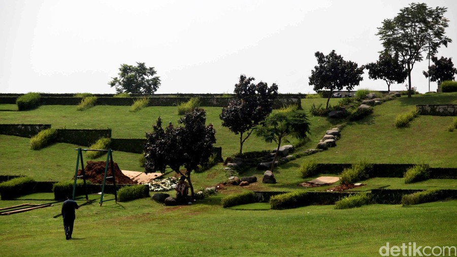 Kemewahan Pemakaman San Diego Hills Suasana pemakaman San Diego Hills Kerawang, Jawa Barat, Kamis (3/5). San Diego Hills kini memang sudah menjadi lokasi favorit bagi kalangan atas seperti pejabat, artis, atau pengusaha sebagai tempat peristirahatan terakhir dengan luas 500 hektar dan harga permanen Rp. 40 juta sampai 1 miliar. Jhoni Hutapea/detikcom