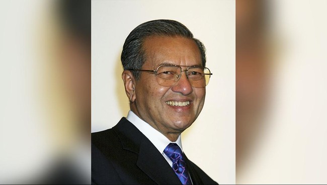 Pengunduran diri Mahathir Mohamad dari partai berkuasa UMNO merupakan akibat dari perseteruan panjangnya dengan Perdana Menteri Najib Razak.