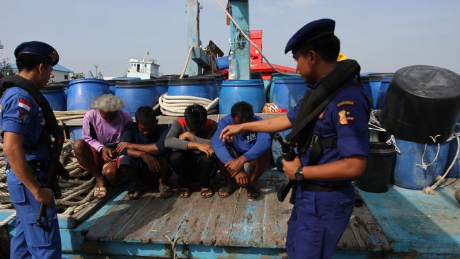 Di hadapan ribuan warga lokal dan wisatawan, Jokowi meminta seluruh masyarakat berperan aktif menjaga laut dan sumber daya alam yang ada di dalamnya.