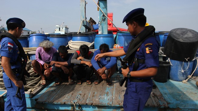 Badan Keamanan Laut merasa tak bisa bekerja sendiri dalam menjaga keamana laut Indonesia. Masyarakat diharapkan jadi mata dan telinga Bakamla.