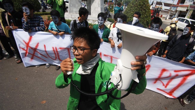 Kesatuan Aksi Mahasiswa Muslim Indonesia (KAMMI) menolak tudingan elite PDIP Aria Bima yang menyebut ada PKS di balik gerakannya.