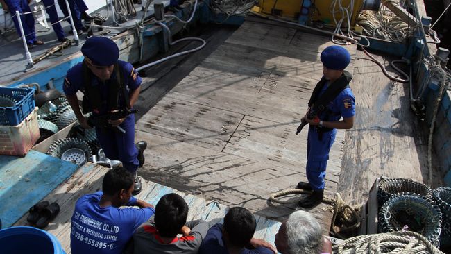 Pencurian Ikan, Penyelundupan, dan Kejahatan Lintas Negara Praktek pencurian ikan juga dibarengi dengan kejahatan lainnya, yakni penyelundupan berbagai barang haram seperti narkotika, minuman keras, dan senjata.