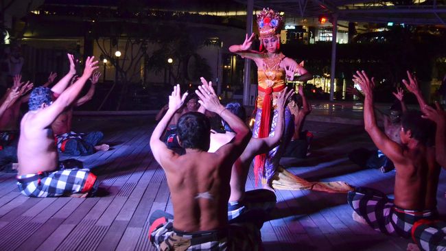 Kobaran api yang menyala meriah meski tak liar, menutup tarian berdurasi satu jam yang dipertunjukkan di sudut Bali, kala senja.