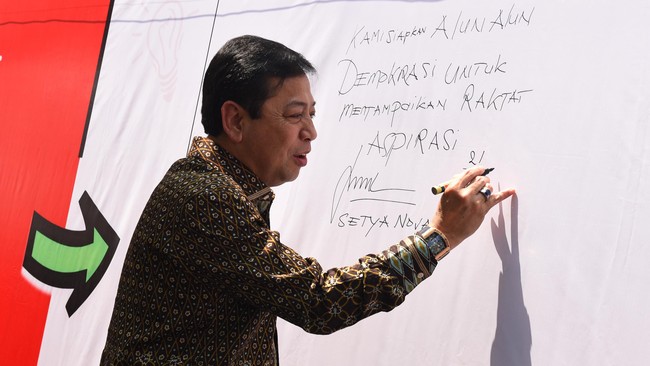DPR dianggap melampaui kewenangannya dengan ikut serta sebagai pengguna anggaran lewat dana aspirasi yang merupakan ranah eksekutif.
