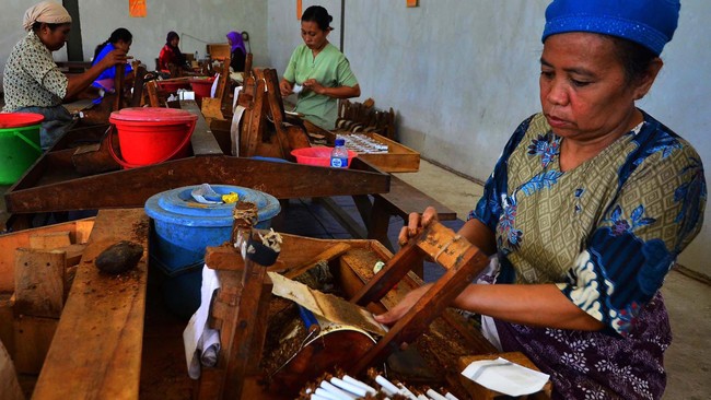 BPS menyatakan terjadi kenaikan harga rokok kretek pada Februari 2021. Hal ini membuat inflasi rokok kretek sebesar 0,13 persen secara bulanan.