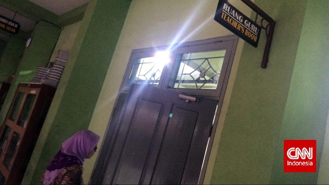 Setelah tak lagi memimpin SMAN 3, Retno Listyarti kini kembali duduk di kursi Ruang Guru SMAN 13, kursi yang sebenarnya pernah ditempatinya selama 14 tahun.