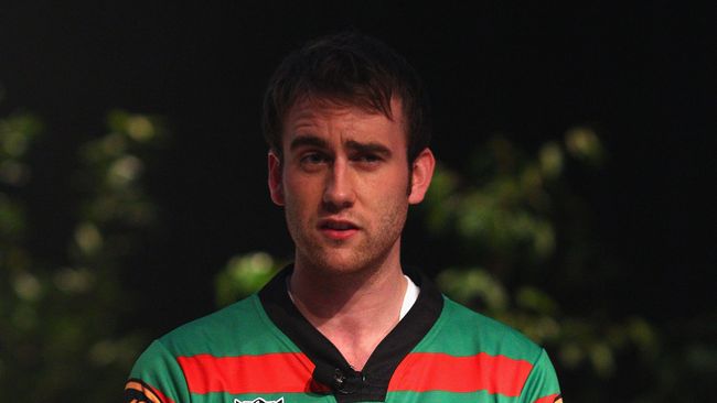 Waktu masih membintangi Harry Potter pada awal 2000-an, Matthew Lewis adalah sosok chubby dan culun yang menggemaskan. Kini, ia memamerkan tubuh seksinya.