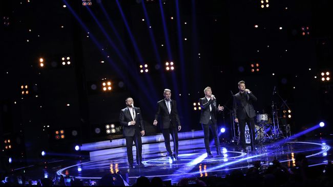 Konser sempat "ngaret" selama setengah jam. Boyzone akhirnya muncul mengenakan jas berwarna biru, menyanyikan Love is a Hurricane.