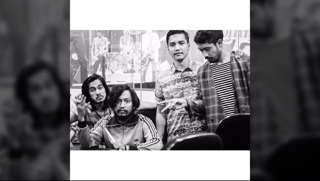 Selain menjual dengan bentuk CD, mereka juga mencoba menyentuh pasar melalui bentuk digital seperti pada iTunes.