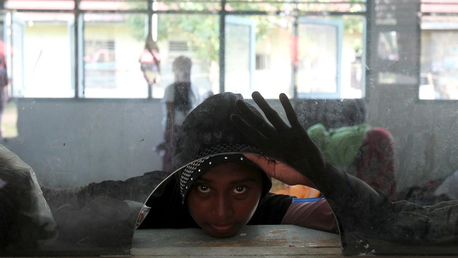 Sekitar 380 pengungsi Rohingya dan Bangladesh yang tiba di Julok, Aceh Timur pada Rabu lalu kini ditampung pabrik kertas.