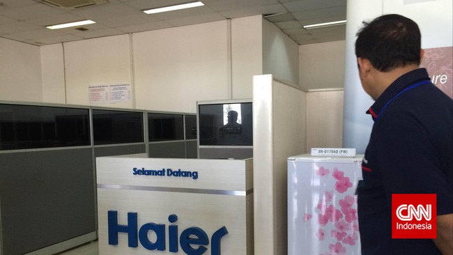 Melihat Perakitan Ponsel Smartfren di Pabrik Haier