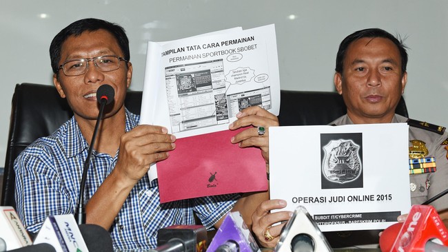 Tersangka Korupsi Kondesat Honggo Wendratnomasih berada di Singapura. Jika sampai sidang ia tak juga pulang, polisi akan memasukannya dalam DPO.