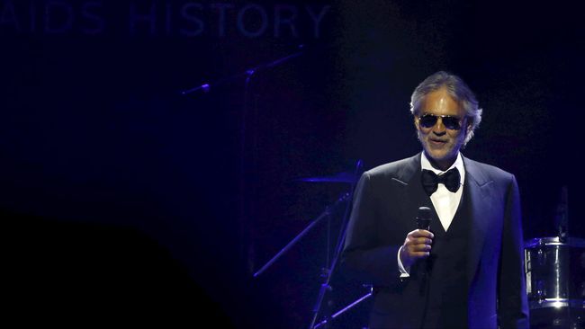 Di album Cinema, Andrea Bocelli menyanyikan ulang lagu tema film yang populer bersama sederet penyanyi pop, termasuk Ariana Grande.