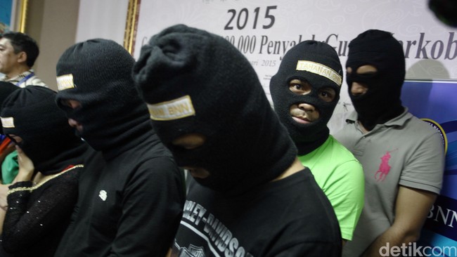 SM mengurusi pengiriman uang dari TKI di Malaysia ke Indonesia. Para TKI yang mengirim uang ke keluarga mereka di RI dimanfaatkan untuk mencuci uang narkoba.