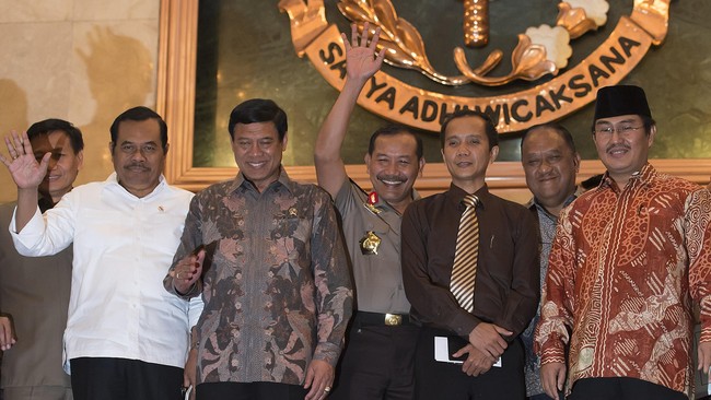 Pembentukan Komite Rekonsiliasi semestinya saling melengkapi dengan tetap diadakannya pengadilan HAM Ad Hoc bagi pelaku pelanggaran HAM berat.