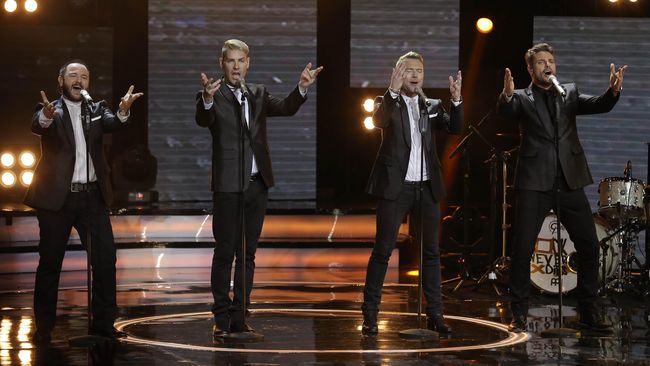 Foto-foto hitam putih personel lengkap Boyzone, bersama mendiang Stephen Gately, ditampilkan. Boyzone pun bermonolog mengenang sang sahabat.