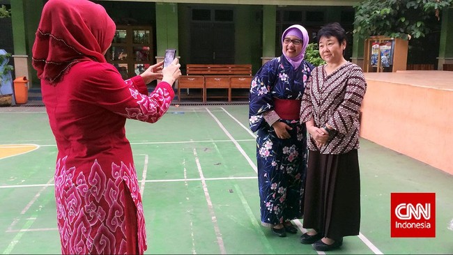 "Anak saya menanggapi kasus saya lebih main perasaan. Meski dia kuliah di psikologi, dia tersakiti karena opini publik ke saya buruk sekali," kata Retno.