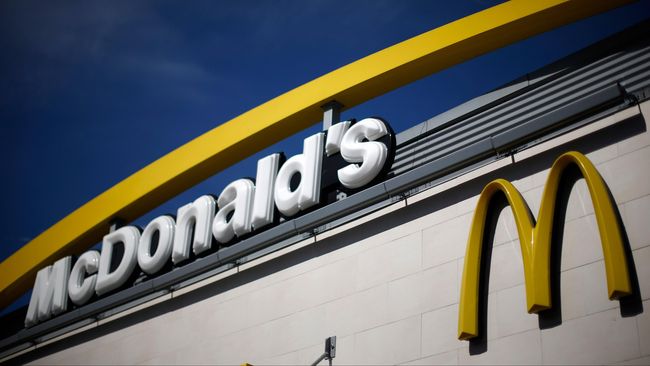 McDonald's akhirnya melansir pernyataan maaf setelah dikecam masyarakat lantaran melarang gerainya di Perancis untuk memberikan makanan bagi tunawisma.
