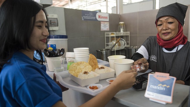 Masyarakat mulai beralih lantaran pembayaran nontunai lebih mudah dan lebih aman dibanding jika menggunakan uang tunai.