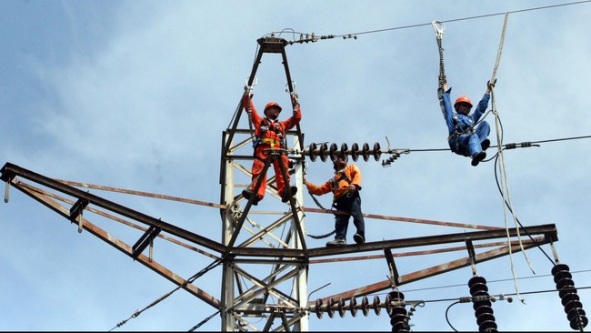 Bagi pelanggan listrik 900 VA yang keberatan dengan pencabutan subsidi bisa komplain ke PLN dengan membawa surat keterangan miskin.