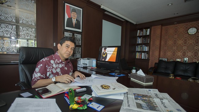 Pegawai pada lembaga yang dihapus dilebur ke instansi lain, tak lantas dipensiunkan. Terlalu banyak lembaga dengan fungsi sama dinilai pemerintah merepotkan.