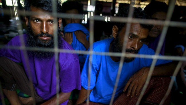 Ratusan Rohingya yang diselamatkan otoritas Myanmar kini mendekam di tahanan imigran Rakhine. Mimpi mereka ke Malaysia pupus, masa depan kian tidak jelas.