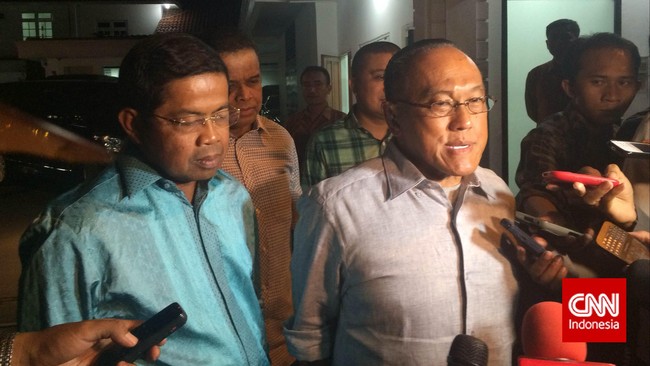 Di ruang makan Wakil Presiden Jusuf Kalla para kader dari kubu Agung Laksono dan Aburizal Bakrie berbaur dan menepis ketegangan. 