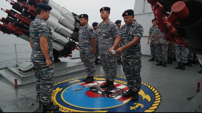 Kapal tanker MT Orkin Harmony dibajak perompak di perairan barat Malaysia. Angkatan Bersenjata Diraja Malaysia dibantu militer RI, Vietnam, Thailand, Australia.