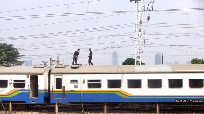 Kereta api eksekutif Bangunkarta jurusan Jakarta-Jombang&nbsp;menabrak kereta barang di kawasan Cirebon, Jawa Tengah, Sabtu (23/5) malam.