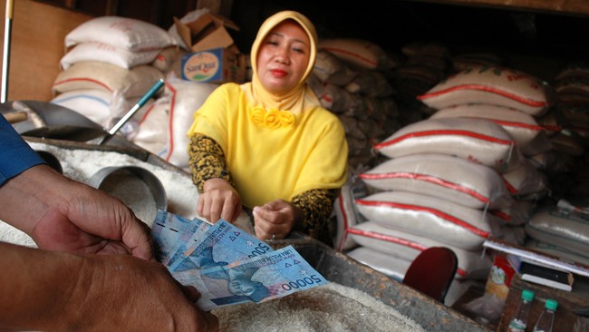 BPS melaporkan seluruh indeks kelompok pengeluaran mengalami kenaikan harga dan memicu terjadinya inflasi sebesar 0,5 persen pada Mei 2015.