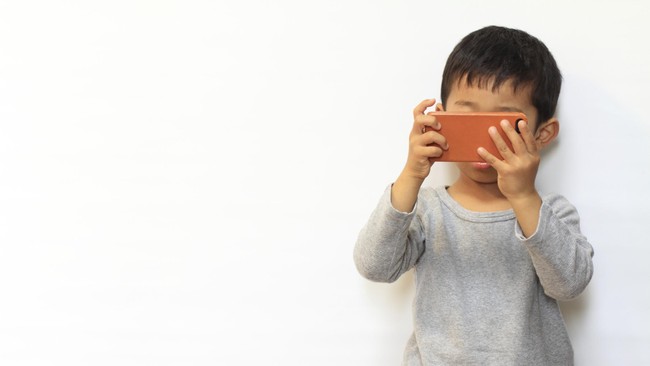 Samsung punya cara agar anak-anak yang menggunakan ponsel pintar tidak terlalu dekat dengan layarnya.