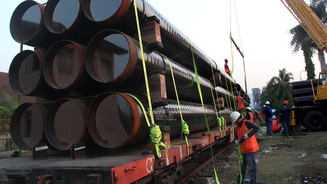 Mesin baru yang dimiliki PT Steel Pipe Industry of Indonesia Tbk mampu meningkatkan kapasitas produksi pipa perusahaan menjadi 6 ribu ton per bulan mulai 2016.