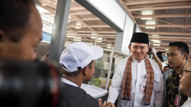 Gubernur Basuki Tjahaja Purnama membantah dirinya melarang penggunaan jilbab di sekolah. Ia hanya melarang guru memaksa siswanya mengenakan jilbab.