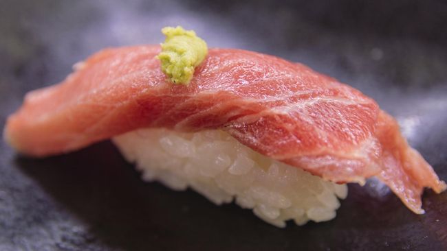 Sushi dengan tuna mentah mungkin menjadi favorit banyak orang. Namun, makanan tersebut dikabarkan membuat 53 orang di Amerika Serikat sakit.