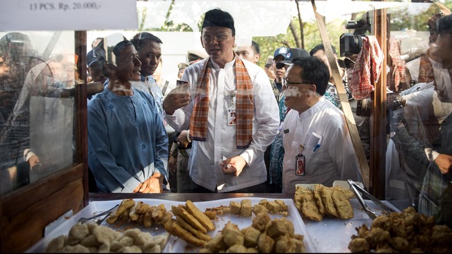 Ahok berjanji memberikan pinjaman sebesar Rp1 triliun per tahun untuk pelaku UMKM. Program ini tak jauh berbeda dengan program yang diusung Agus Yudhoyono.