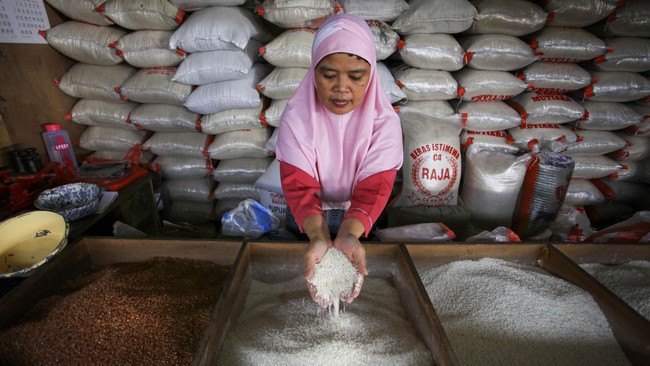 Salah satu daerah yang melarang distribusi beras ke daerah lain adalah Sulawesi Selatan dengan alasan cadangan beras Bulog di daerah tersebut tidak mencukupi.