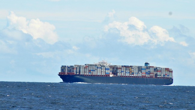 Perusahaan pengapalan peti kemas Maersk menangguhkan pengiriman dari dan ke pelabuhan Rusia buntut invasi Rusia ke Ukraina.