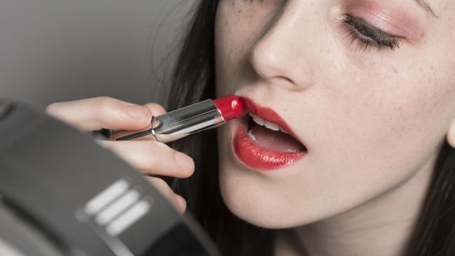 Memakai warna lipstik yang cerah juga bisa membuat perempuan jadi lebih bersemangat menjalani hari.