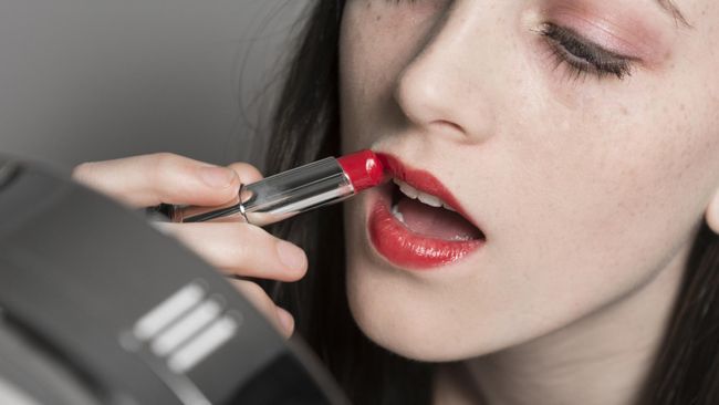 Trik Pakai Lipstik Merah Ke Kantor Tanpa Terlihat Berlebihan