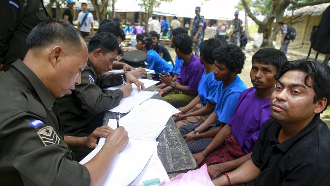 Ratusan imigran yang diselamatkan Myanmar pada pekan ini tidak semuanya berasal dari Bangladesh. Terdapat setidaknya delapan warga Rohingya di antara mereka.