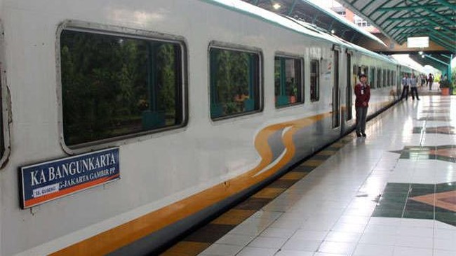 KA Bangunkarta menabrak KA barang di Cirebon.&nbsp;Tak ada korban di antara penumpang melainkan dua petugas di KA barang pengangkut pipa gas.